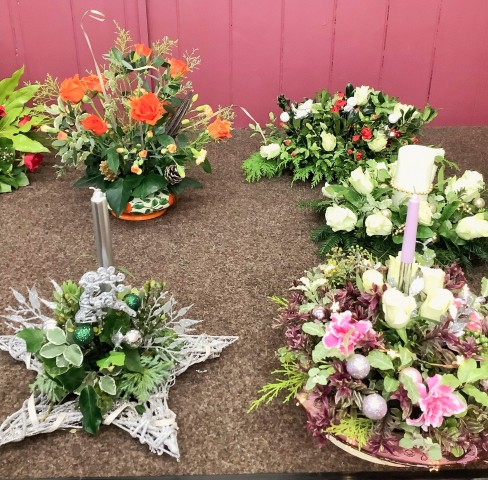 Flower arranging led by Lynne Christmas 2023 - photo 3